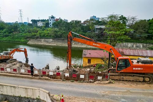Đại diện Ban Quản lý dự án cho biết, đoạn kênh từ Thụy Phương đến đường Phạm Văn Đồng hiện là trọng điểm thi công, với nhiều mũi triển khai cùng lúc. Các đơn vị đang tận dụng tối đa thời gian, nhân lực và thiết bị để đẩy nhanh tiến độ, đặc biệt là những hạng mục có tính quyết định đến khả năng thoát nước của toàn tuyến.