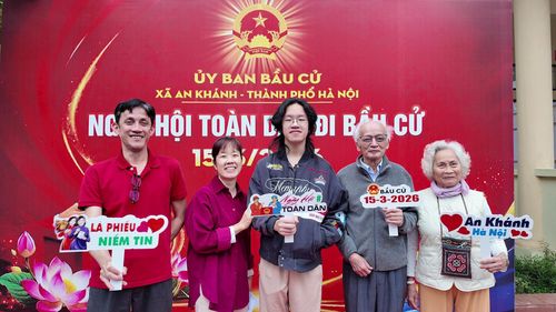 Sức hút của những điểm check-in không có giới hạn về tuổi tác, thế hệ. Ảnh: Hoàng Phương