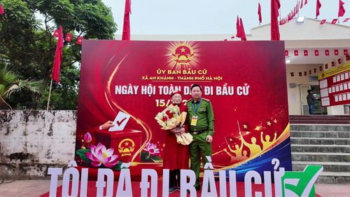 Sau khi thực hiện xong nghĩa vụ công dân, cử tri Nguyễn Văn Pha cũng tranh thủ check-in cùng lãnh đạo Công an xã An Khánh. Ảnh: Thanh Lịch