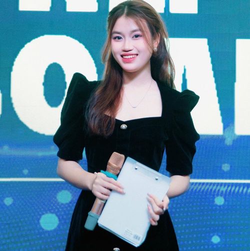Đồng Mỹ Ngọc, sinh viên năm 3 Học viện Báo chí và Tuyên truyền, chia sẻ về những lo lắng của sinh viên báo chí trước áp lực việc làm sau khi ra trường. Ảnh: Phi Tuấn