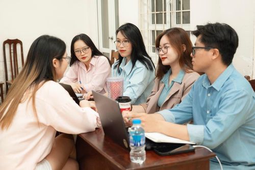 Ngọc Anh (thứ hai từ phải qua trái) cho biết sau thời gian làm công việc trái ngành, cô chọn quay lại với lĩnh vực được đào tạo và kiên trì theo đuổi con đường của mình. Ảnh: Phi Tuấn