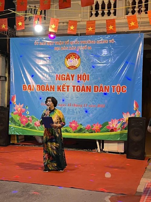 Tổ trưởng Tổ dân phố số 34 Chử Thị Ngọc Hiền phát biểu tại Ngày hội Đại đoàn kết toàn dân tộc.
