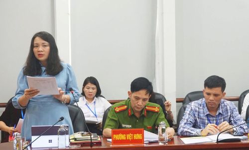 Phó Chủ tịch UBND phường Việt Hưng Nguyễn Thanh Thủy báo cáo về công tác đảm bảo ATTP trên địa bàn. Ảnh: B.Duy