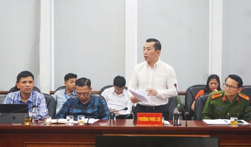 Phó Chủ tịch UBND phường Phúc Lợi Bùi Anh Tuấn báo cáo tại buổi làm việc. Ảnh: B.Duy