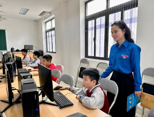Phó Chủ tịch Ủy ban MTTQ Việt Nam phường, Bí thư Đoàn phường, Chủ tịch Hội đồng Đội phường Phú Thượng Đỗ Ngọc Linh động viên thí sinh tham gia hội thi. Ảnh: PV