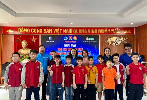 Ban tổ chức chụp ảnh cùng các thí sinh tham gia hội thi. Ảnh: PV