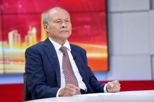 PGS.TS Trần Viết Lưu trao đổi tại Chương trình thời sự đặc biệt. Ảnh: Phạm Mạnh