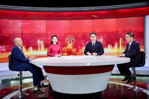 Chương trình Thời sự đặc biệt của Cơ quan Báo và Phát thanh, truyền hình Hà Nội với chủ đề “Đảng bộ số, chính quyền kiến tạo, doanh nghiệp tiên phong, xã hội đồng thuận”. Ảnh: Phạm Mạnh