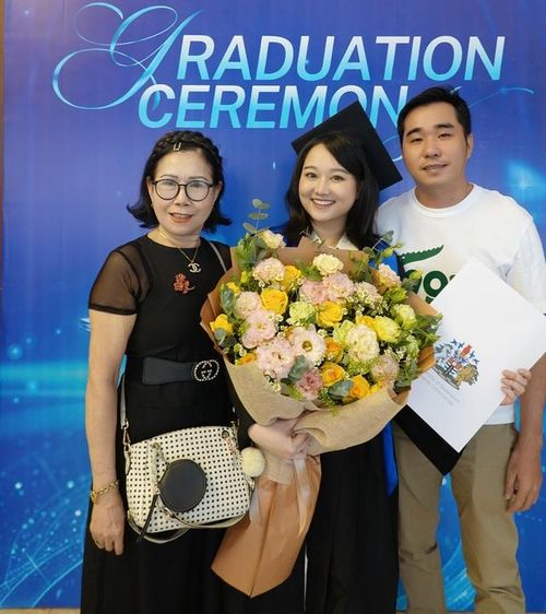 Trúc Anh và bà nội cùng cậu ruột trong ngày nhận bằng tốt nghiệp. Cô cho biết mẹ bận việc đến muộn nên không kịp chụp hình cùng con gái.