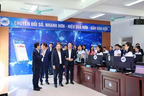 Các đại biểu tham quan sơ đồ tổng thể quy trình phản ánh hiện trường của ứng dụng i-HaTinh.