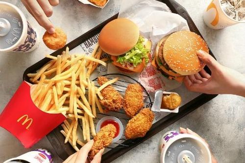 Thức ăn nhanh ảnh hưởng gián tiếp đến sức khỏe xương.