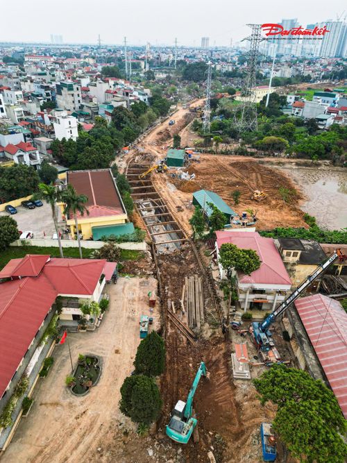 Mục tiêu của dự án là hoàn thành các hạng mục then chốt trước ngày 30/4/2026. Trong đó, trọng tâm là lắp đặt trạm bơm phục vụ tiêu thoát và bổ cập nước với lưu lượng 5 m3/s, cùng hệ thống cống hộp kích thước 3x3 m chạy dọc phố Hoàng Minh Thảo, góp phần nâng cao hiệu quả thoát nước cho toàn khu vực.
