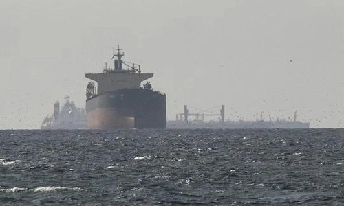  Tàu chở dầu mang cờ Pakistan là một trong số ít trường hợp được phép rời vịnh Ba Tư an toàn, cho thấy Iran đang linh hoạt cấp quyền lưu thông theo từng đối tác. Ảnh: Reuters. 