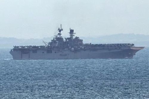 Tàu tấn công đổ bộ USS Tripoli tiến vào eo biển Singapore, ghi nhận từ Singapore ngày 17/3. Ảnh: Reuters.