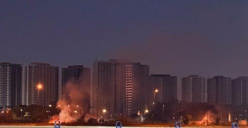 Khói bốc lên tại khu vực Đại sứ quán Mỹ ở Iraq ngày 17/3 (giờ địa phương). Ảnh: Reuters