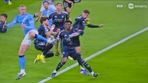 Hậu vệ Fran García (Real Madrid) dùng tay cản bóng trong pha tấn công của Man City ở hiệp một.