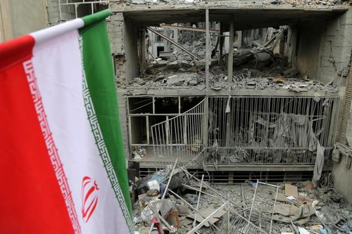 Đống đổ nát sau đòn tấn công của Mỹ và Israel tại các quận Javadiyeh và Beryanak tại Tehran hôm 15/3. Ảnh: Anadolu Agency. 