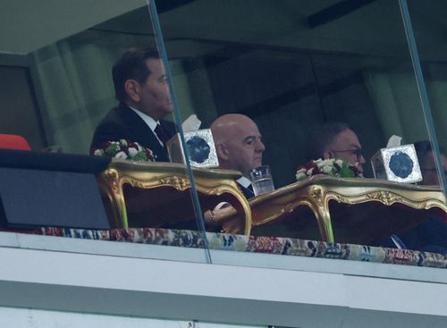  Hôm 19/1, trận chung kết có sự hiện diện của Chủ tịch FIFA, Gianni Infantino, nhưng điều đó không làm giảm đi sức nóng, căng thẳng và tranh cãi dữ dội trên sân Prince Moulay Abdellah (Rabat). 