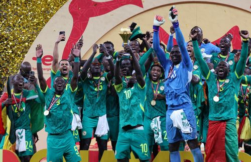  Khi tiếng còi mãn cuộc vang lên, bầu không khí trên sân chia làm hai nửa đối lập. Senegal vỡ òa cảm xúc khi lần thứ 2 bước lên đỉnh châu Phi trong 3 lần góp mặt gần nhất ở đấu trường danh giá cấp châu lục. 