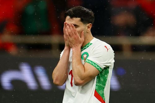 Trên chấm 11 m, Brahim Diaz là người được lựa chọn thực hiện cú sút quyết định. Tuy nhiên, cầu thủ này lại mạo hiểm với một pha Panenka thiếu lực, qua đó đánh rơi thời cơ không thể tốt hơn để Morocco khép lại trận chung kết. 