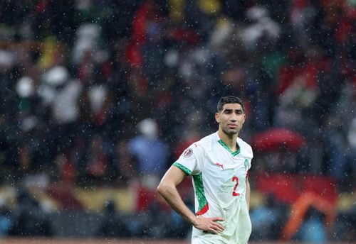  Trong khi đó, đội trưởng Achraf Hakimi cùa Morocco đứng thẫn thờ trên sân. Sự hỗn loạn bao trùm khi trận chung kết bị treo lơ lửng trong bầu không khí căng thẳng chưa từng thấy. 