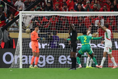  Ở phút bù giờ thứ 3, Abdoulaye Seck đưa được bóng vào lưới Morocco, song bàn thắng của Senegal không được công nhận. Trọng tài Jean-Jacques Gambo Ndala xác định có lỗi trước đó. Quyết định này lập tức thổi bùng tranh cãi trên sân. 