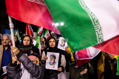  Người dân Tehran (Iran) xuống đường diễu hành. Ảnh: New York Times. 