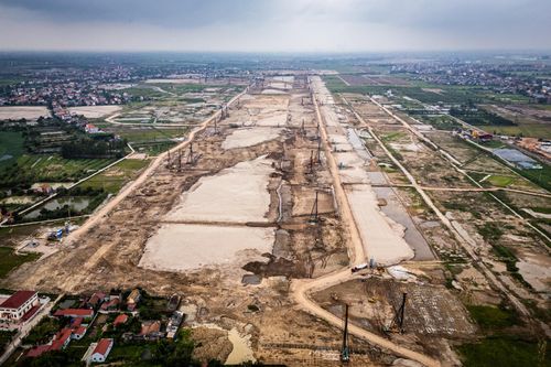  Sau gần 7 tháng khởi công, nhiều hạng mục tại sân bay Gia Bình được đơn vị thi công triển khai nhanh chóng. Tại khu vực triển khai dự án, công trường thi công với quy mô lớn đã được thiết lập. Theo quy hoạch được phê duyệt, sân bay Gia Bình được xây dựng theo tiêu chuẩn cấp 4F của Tổ chức Hàng không dân dụng quốc tế (ICAO). Sân bay có hai đường băng dài 3.500-4.000 m. 