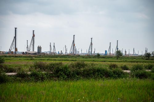  Việc xây dựng sân bay Gia Bình được kỳ vọng bổ sung thêm hạ tầng hàng không cho khu vực phía Bắc trong bối cảnh nhu cầu vận tải hàng không tăng nhanh, góp phần giảm áp lực cho sân bay Nội Bài trong dài hạn, đồng thời thúc đẩy phát triển kinh tế - xã hội tại tỉnh Bắc Ninh và khu vực vùng thủ đô. Sân bay dự kiến cơ bản hoàn thành và bước đầu đưa vào khai thác từ cuối năm 2026 phục vụ hội nghị thượng đỉnh APEC 2027. 