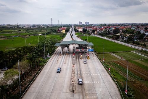  Hình ảnh tại đường QL38, đây là tuyến đường hiện hữu kết nối đường cao tốc Hà Nội - Bắc Giang và cao tốc Hà Nội - Hải Phòng với sân bay Gia Bình. Theo quy hoạch, đoạn xây dựng mới dài 7 km, mặt cắt ngang 120 m, có điểm đầu kết nối với tuyến đường trên địa phận tỉnh Bắc Ninh, điểm cuối tại nút giao giữa cao tốc Hà Nội - Lạng Sơn và cao tốc Hà Nội - Thái Nguyên/Vành đai 3. 