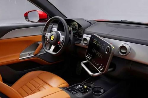 Ferrari đã chính thức chốt tên gọi “Luce” vào thời điểm giới thiệu thiết kế nội thất, vốn diễn ra vào đầu tháng 2/2026. Chỉ vài tuần sau đó, Mazda đã âm thầm đăng ký thương hiệu tên gọi này, vốn được sử dụng đối với dòng sedan cỡ lớn tại thị trường nội địa.
