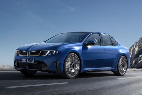 Tại thời điểm ra mắt, thương hiệu chỉ giới thiệu phiên bản cao cấp BMW i3 50 xDrive, được trang bị 2 động cơ điện với công suất 469 mã lực cùng quãng đường di chuyển tối đa 900 km cho một chu kỳ sạc.