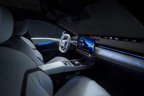 BMW i3 hoàn toàn mới được trang bị tính năng Panoramic iDrive, bao gồm dải hiển thị thông tin chạy ngang chân kính lái và màn hình trung tâm 18 inch dạng "Free-Cut" hướng về phía người lái, tích hợp trợ lý ảo AI Amazon Alexa...