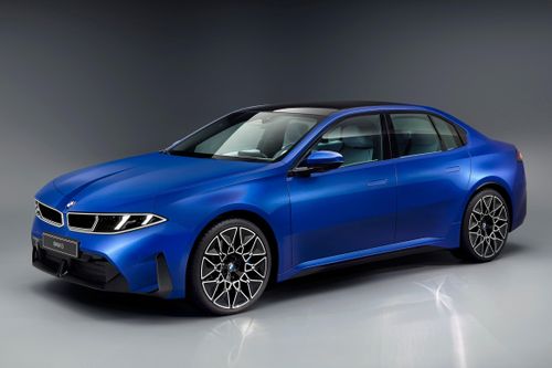 Dựa trên bản concept Vision Neue Klasse, BMW i3 hoàn toàn mới là mẫu xe thứ hai được phát triển trên nền tảng Neue Klasse, sau mẫu SUV cỡ nhỏ BMW iX3 vừa ra mắt vào năm ngoái.