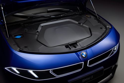 BMW cho biết điều này đạt được nhờ công nghệ pin cell tròn thế hệ mới, giúp tăng hiệu suất năng lượng khoảng 20% so với pin dạng prismatic trước đây.