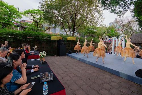 Biểu diễn trích đoạn vở ballet đương đại “Dó” tại cuộc gặp gỡ báo chí
