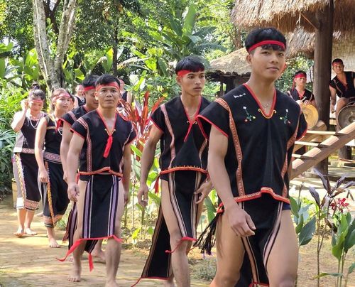 Bảo tồn, phát huy văn hóa đồng bào dân tộc thiểu số tạo môi trường cho thế hệ trẻ hiểu về văn hóa, phát huy giá trị văn hóa trong xây dựng cuộc sống tinh thần, vật chất ngày càng tốt đẹp hơn