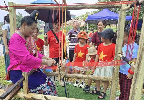 Văn hóa truyền thống, nghề thủ công của đồng bào dân tộc cũng góp phần thu hút khách du lịch, giáo dục truyền thống và tạo môi trường cho thế hệ trẻ thêm yêu văn hóa, yêu quê hương đất nước