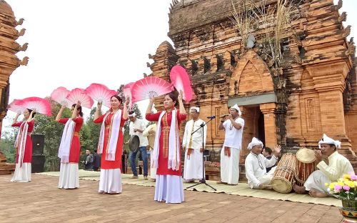 Khi đồng bào thấy văn hóa của mình được trân trọng, họ sẽ có ý thức giữ gìn bản sắc và hăng hái thi đua sản xuất, phát triển kinh tế - xã hội