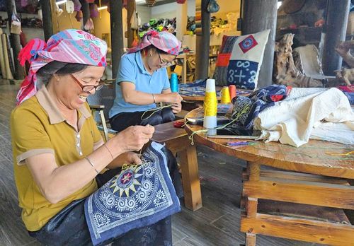 Những giá trị văn hóa truyền thống không chỉ mang lại đời sống tinh thần mà còn góp phần tạo sinh kế cho người dân