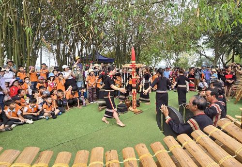 Bảo tồn lễ hội truyền thống và định hướng phát triển các lễ hội mới nhằm phát huy bản sắc văn hóa, gắn với du lịch và phát triển kinh tế