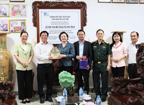 Bí thư Trung ương Đảng, Phó Thủ tướng Phạm Thị Thanh Trà và đoàn công tác thăm Miếu Bà Chúa Xứ núi Sam - Ảnh: VGP/Thu Giang