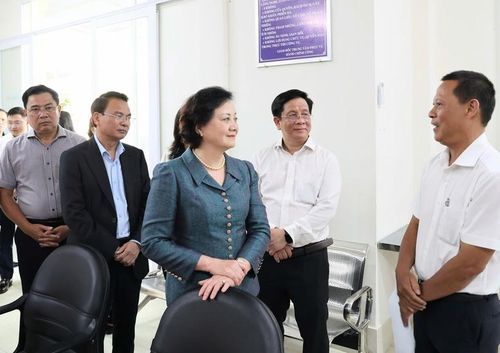 Phó Thủ tướng Phạm Thị Thanh Trà thăm hỏi, động viên đội ngũ cán bộ - Ảnh: VGP/Thu Giang