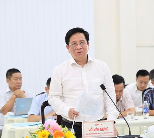 Chủ tịch UBND tỉnh An Giang Hồ Văn Mừng báo cáo tại buổi làm việc - Ảnh: VGP/Thu Giang