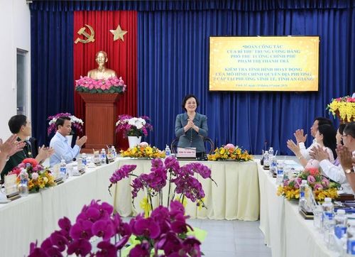 Phó Thủ tướng Phạm Thị Thanh Trà làm việc với lãnh đạo tỉnh An Giang và phường Vĩnh Tế - Ảnh: VGP/Thu Giang