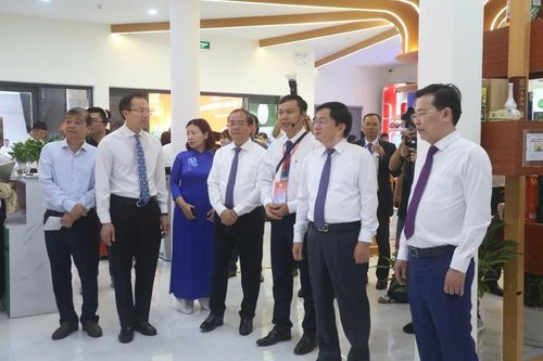 Lãnh đạo tỉnh Tây Ninh tham quan các khu vực trưng bày, triển lãm - Ảnh: VGP/LS