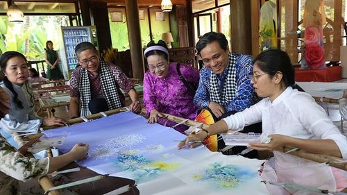  Các đại biểu tham gia workshop "Áo dài và Hoa". (Ảnh: Sở Du lịch). 