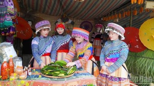 Bánh dày được bán phục vụ du khách.