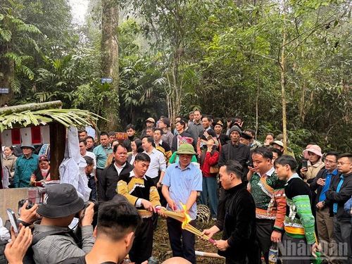 Người dân cùng tham gia lễ cúng.