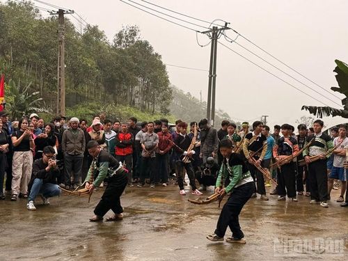 Một tiết mục khèn H'Mông trong lễ hội.